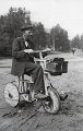 Gammalt bygdeoriginal med träcykel 1905