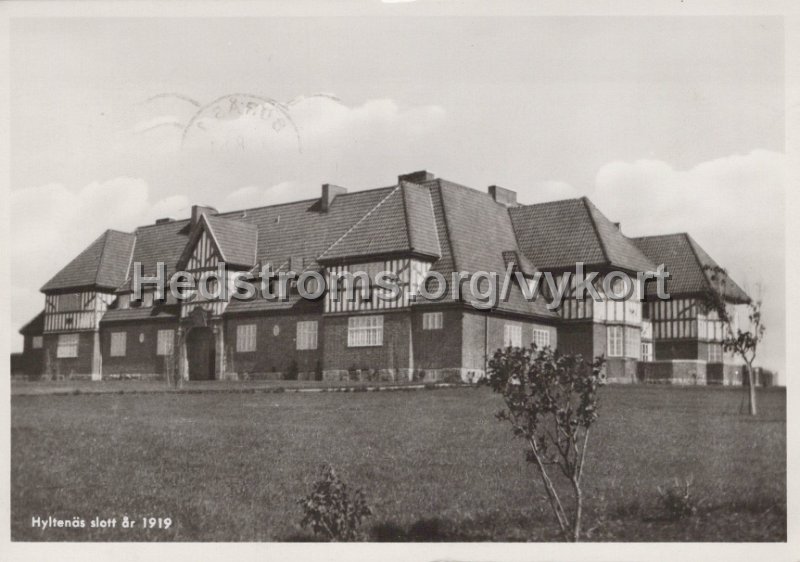 Hyltenas slott ar 1919. Postganget 1 augusti 1954. Forlag Eric Borjeson, Horred.jpg - Hyltenäs slott år 1919.Postgånget 1 augusti 1954.Förlag: Eric Börjeson, Horred.Hyltenäs slott byggdes 1915-1916 av grosshandl. George Seaton, Göteborg. Slottet hade 125 rum, egen elektrisk kraftstation, centralvärme och badrum. Slottet nedbrann 17 dec. 1923.
