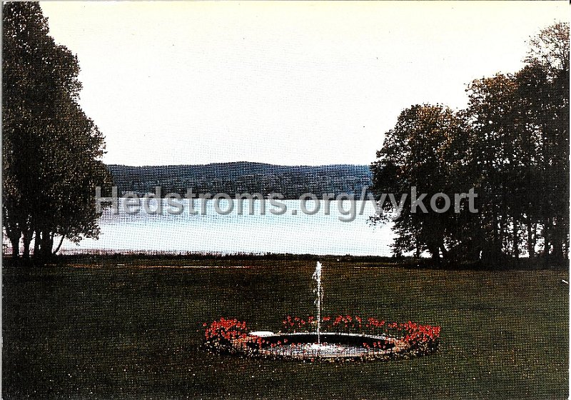 Aspenasgarden, Lerum. Utsikt fran verandan. Daterat maj 1971. Forlag Stiftelsen Aspenasgarden, Lerumgrasmatta med springbrunnen..jpg - Aspenäsgården, Lerum. Utsikt från verandan.Handnoterat maj 1971.Förlag: Stiftelsen Aspenäsgården, Lerum.