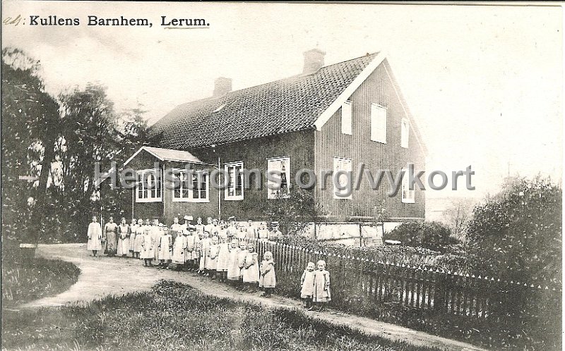 Kullens barnhem, Lerum. Postganget 24 oktober 1908. Forlag Jac. Hægerstrom, Lerum.jpg - Kullens barnhem, Lerum.Med alla barnen på rad.Postgånget 22 okt 1908Förlag: Jac Hægerström, Lerum.