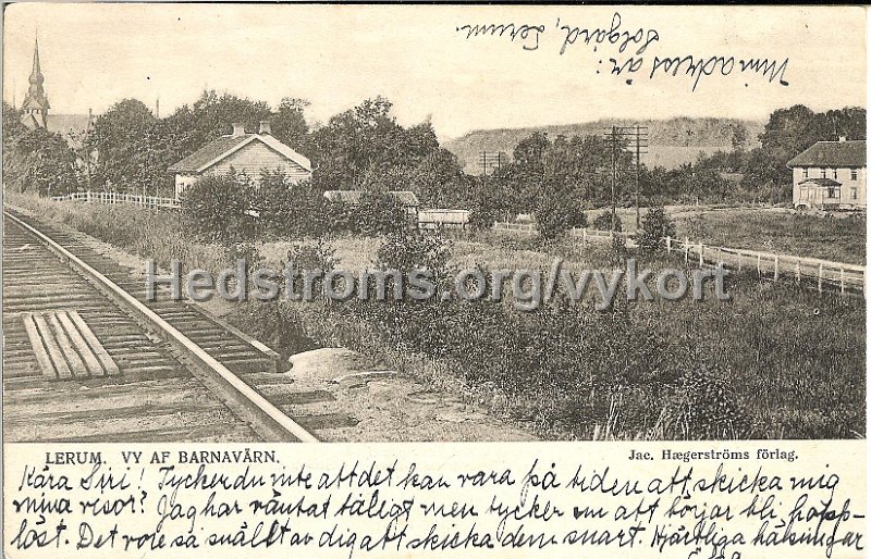 Lerum. Vy af Barnavarn. Postganget 10 juli 1914. Jac. Hægerstroms forlag.jpeg - Lerum. Vy af BarnavärnJärnvägen vid Dageborg, kyrkan till vänster, barnhemmet Barnavärn i mitten och gästgivargården Esstorp till höger.Postgånget 10 juli 1914.Jac. Hægerströms förlag.
