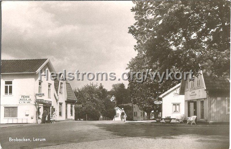 Brobacken, Lerum. Postganget 5 maj 1970.jpg - Brobacken, Lerum.Postgånget 5 maj 1970.Brobacken med Stationsvägen till höger. Samtliga 4 hus till höger finns fortfarande kvar.
