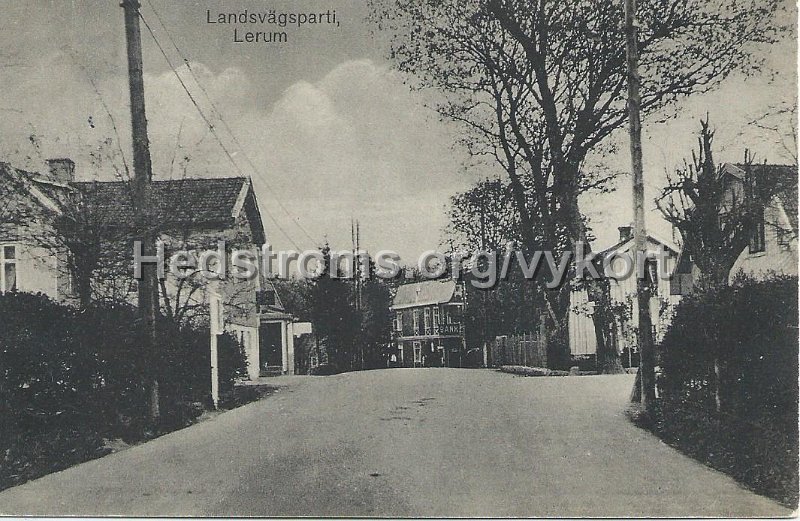 Landsvagsparti, Lerum. Postganget. Forlag Einar Eriksson, Alingsas, Import.jpeg - Landsvägsparti, Lerum.Postgånget.Förlag: Einar Eriksson, Alingsås, Import