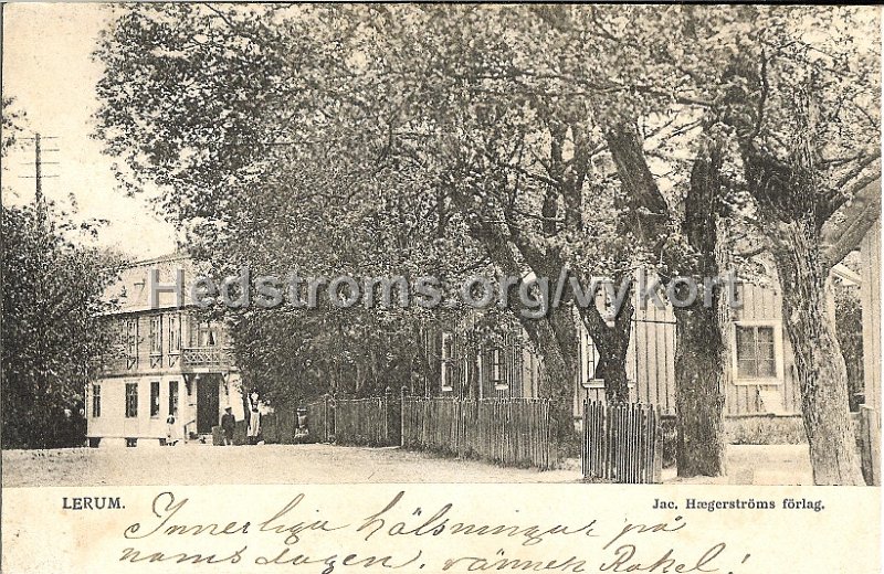 Lerum. Postgange 21 maj 1905. Jac. Hægerstroms forlag.jpg - Lerum.Postgånget  1905.Jac. Hægerströms förlag.Brobacken med Hægerströms hus till vänster och fotografen nderssons hus till höger bakom staketet.