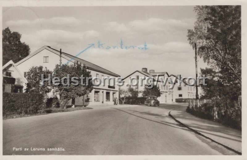 Parti av Leruims samhalle. Postganget 31 mars 1947. Forlag Clary Isberg, Lerum.jpg - Parti av Lerums samhälle.Postgånget 31 mars 1947.Förlag: Clary Isberg, Lerum.