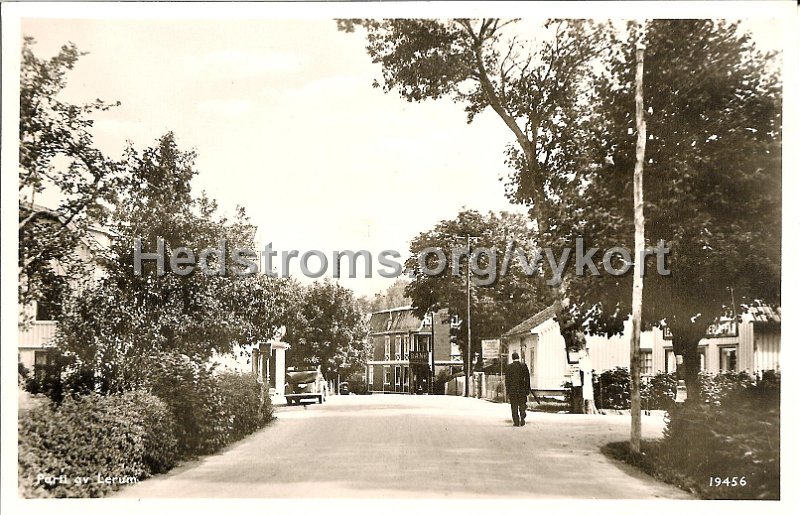 Parti av Lerum. Odaterat. Pressbyran 19456.jpg - Parti av Lerum.Odaterat.Förlag: Pressbyrån 19456.Brobacken och Stationsvägen till höger.