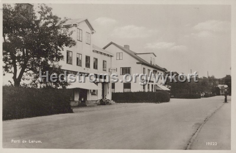 Parti av Lerum. Postganget 16 augusti 1954. Pressbyran. 19522.jpg - Parti av Lerum.Postgånget 16 augusti 1954.Pressbyrån. 19522.