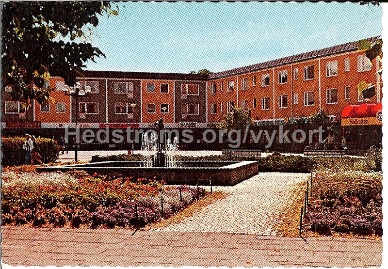 Bagges Torg, Lerum. Odaterat. Forlag Tre Bocker. 9997.jpg - Bagges Torg, Lerum.Odaterat.Förlag: Tre Böcker. 9997.