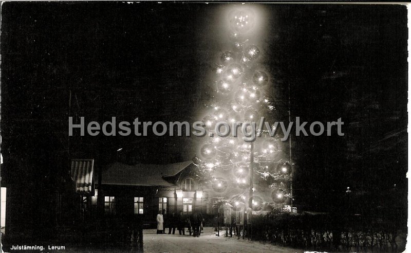 Julstamning, Lerum. Odaterat.jpg - Julstämning, Lerum.Odaterat.Julgranen utanför stationen samt en hästskjuts.