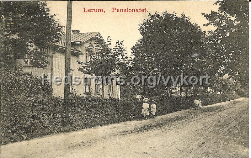 Lerum, Pensionatet. Postganget. Forlag Carl Broback.jpg - Lerum, Pensionatet.Postgånget Fölag: Carl Brobäck.