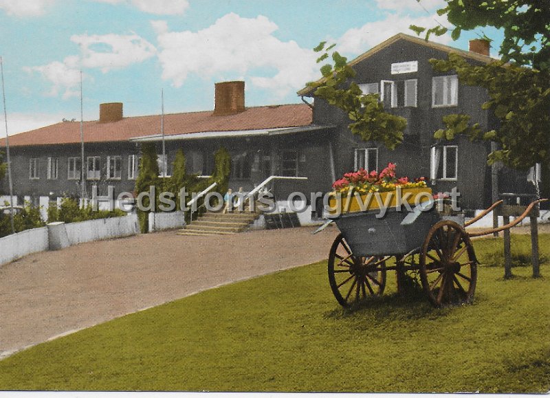 Harskogens Friluftsgard Lerum. Postganget 3 juli 1974. Forlag AB H. Lindenhag, Goteborg. NR. 9727.jpeg - Härskogens Friluftsgård Lerum.Postgånget 3 juli 1974.Förlag: A/B H. Lindenhag, Göteborg. NR. 9727.