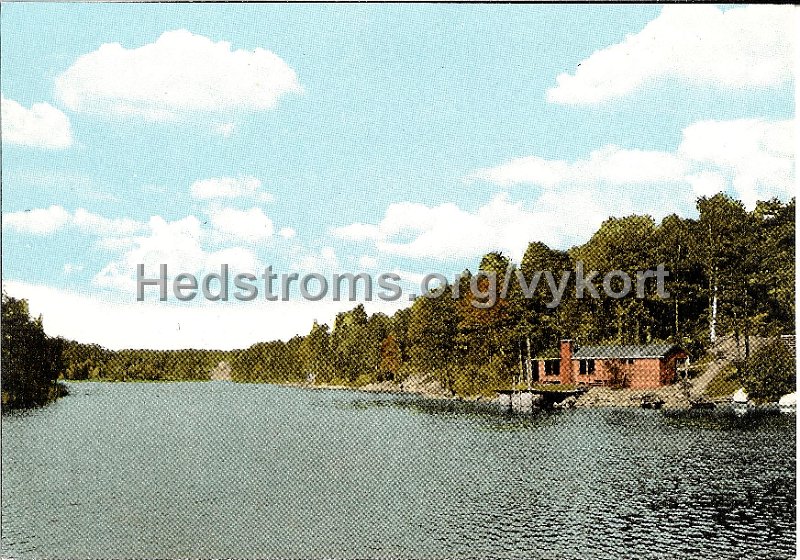 Harskogens Friluftsgard, Lerum. Odaterad. Forlag AB H. Lindenhag, Goteborg. NR. 9729.jpg - Härskogens Friluftsgård.Odaterad.Förlag; AB H. Lindenhag, Göteborg. Nr 9729.Bastun vid Stora Härsjön.