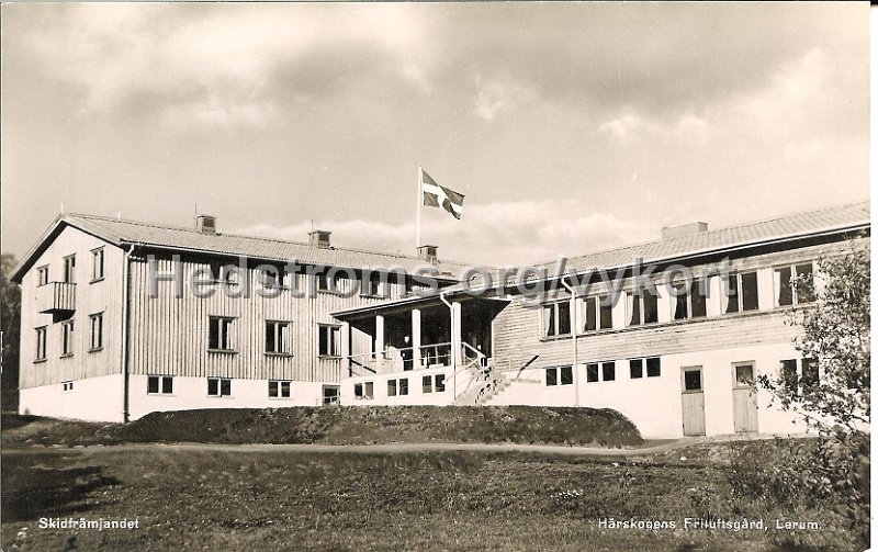 Skidframjandet. Harskogens Friluftsgard, Lerum. Daterat Valborgsmassoafton 1943.jpg - Skidfrämjandet, Härskogens Friluftsgården, Lerum.Daterat Valborgsmässoafton 1953.Förlag: Skidfrämjandet.