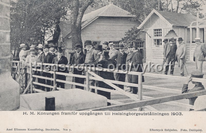 H.M. Konungen framfor uppgangen till Helsingborgsutstallningen 1903. Odaterat. Axel Eliassons Konstforlag, Stockholm. No 7. Foto Dahlquist.jpg - H.M. Konungen framför uppgången till Helsingborgsutställningen 1903.Odaterat.Axel Eliassons Konstförlag, Stockholm. N:o 7.Foto. Dahlquist.