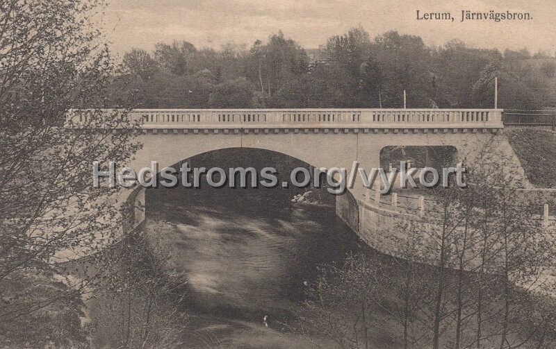 Lerum, Jarnvagsbron. Postganget Tisdagsmorgonen 5 juni 1917.jpg - Lerum, Järnvägsbron.Postgånget Tisdagsmorgonen 5 juni 1917.