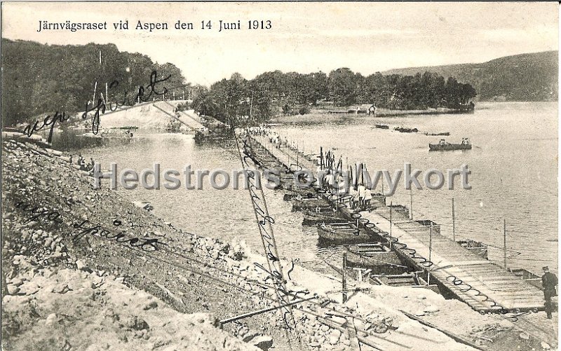 Jarnvagsraset vid Aspen den 14 juni 1913. Postganget 10 juli 1913. Forlag Aktiebolaget Goteborgs Konstindustri.jpg - Järnvägsraset vid Aspen 14 juni 1913.Daterat 10 juli 1913.Förlag: Aktiebolaget Göteborgs Konstförlag.