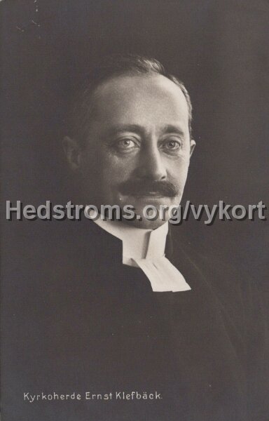 Kyrkoherde Ernst Klefback. Odaterat. A. Ronngren Co., Stockholm.jpg - Kyrkoherde Ernst Klefbäck.Odaterat.A. Rönngren & Co., Stockholm.Ernst Alarik Klefbeck (i riksdagen kallad Klefbeck i Stockholm), född 25 december 1866 i Skara stadsförsamling, Skaraborgs län, död 27 april 1950 i Katarina församling, Stockholms stad, var en svensk präst och socialdemokratisk riksdagsman.Klefbeck avlade teoretisk teologisk examen vid Uppsala universitet 1889, praktisk teologisk examen 1890. Klefbeck var pastorsadjunkt i Borås 1891 innan han blev brukspredikant på bruksorten Jonsered utanför Göteborg 1892–1897. I Jonsered efterträdde han Kristian Torin. I Jonsered uppmuntrade Klefbeck bildandet av idrottsföreningar. Han blev sedan pastorsadjunkt i Katarina församling i Stockholm och senare från 1917 till 1938 kyrkoherde i Sofia församling.Han var även socialdemokratisk politiker, tillhörde 1907–1923 Stockholms stadsfullmäktige och var 1912–1937 ledamot av första kammaren i Sveriges riksdag.År 1899 startade han en förening för bland annat idrott och den sammanslutningen fick namnet Pastorns Gossar. Föreningen beviljadesinträde i Riksidrottsförbundet 1908 som PG:s Sim och Idrottsklubb. Efter OS 1912 bytte föreningen namn till SoIK Hellas.Han har fått en gata i Sofia församling uppkallad efter sig, Klefbecks backe."