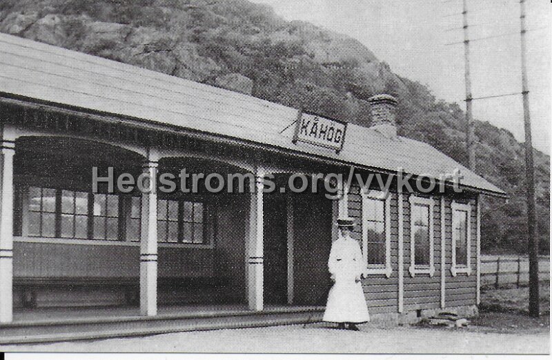 Kahogs Jarnvagsstation. Odaterat. Efter fotografi av Karl-Erik Jagard. Utgivet av Goteborgs Vykortsklubb. Nr 3 4 2016.jpeg - Kåhögs Järnvägsstation.Odaterat.Efter fotografi av Karl-Erik Jägard.Utgivet av Göteborgs Vykortsklubb. Nr 3/4 2016.