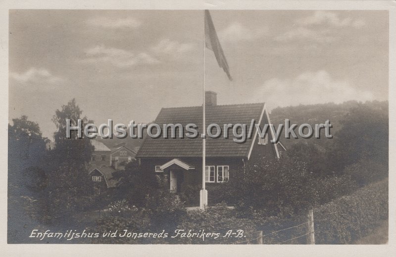 Enfamiljshus vid Jonsereds Fabrikers A. B. Odaterat. Forlag Jonsereds Handelsbod.jpg - Enfamiljshus vid Jonsereds Fabrikers A.-B.Odaterat.Förlag: Jonsereds Handelsbod.