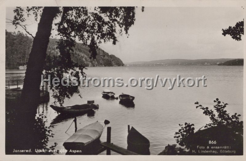 Jonsered. Utsikt over sjon Aspen. Postganget 29 xxx 1952. Forlag Jonsereds Kiosk.jpg - Jonsered. Utsikt över sjön Aspen.Postgånget 29 xxx 1952.Förlag: Jonsereds Kiosk.Foto & ensamrätt: H. Lindenhags, Göteborg. 866.