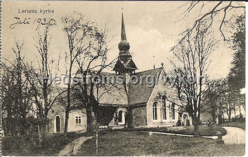 Lerums kyrka. Daterat Oxeryd, Aspen, semestern 1930. Forlag Einar Erikson, Alingsas.jpg - Lerums kyrka.Daterat juli 1930.Minne från Sommarshemmet Öxeryd, Aspen semestern 1930. Tills m Ingeborg.Förlag: Einar Eriksson, Alingsås, Import.