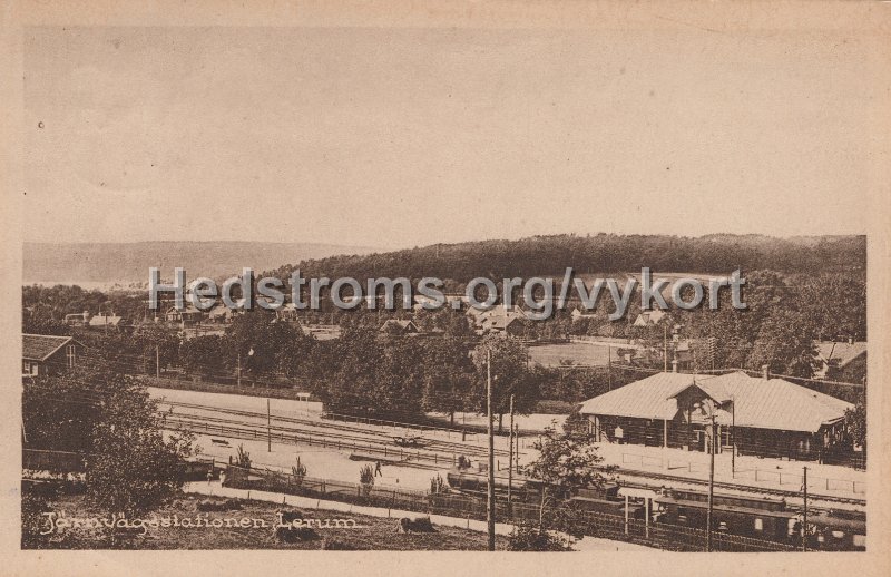 Jarnvagsstationen, Lerum. Postganget 1 augusti xxxx. Foto o. forlag C. A. Traff.jpg - Järnvägsstationen, Lerum.Postgånget 1 augusti xxxx.Foto o. förlag: C. A. Träff.
