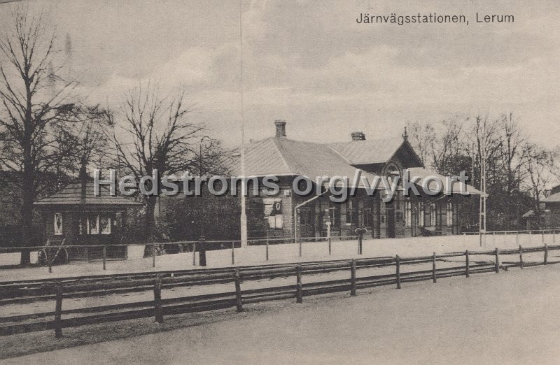 Jarnvagsstationen. Lerum. Odaterat. Forlag Einar Erikson, Alingsas. Import.jpg - Järnvägsstationen. Lerum.Odaterat.Förlag: Einar Erikson, Alingsås. Import.