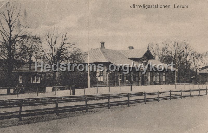 Jarnvagsstationen. Lerum. Postganget. Forlag Einar Erikson, Alingsas. Import.jpg - Järnvägsstationen. Lerum.Postgånget.Förlag: Einar Erikson, Alingsås. Import.