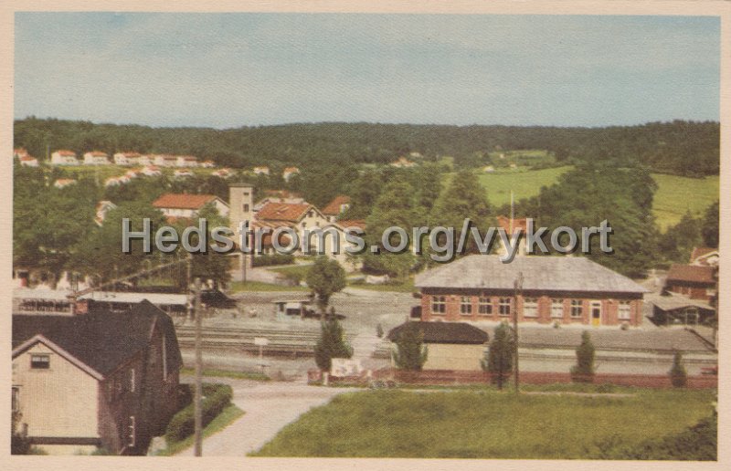 Lerum. Jarnvagsstationen. Odaterat. Forlag Lerums Bok- Pappershandel. Sagokonst 1738. Fargfotografi.jpg - Lerum. Järnvägsstationen.Odaterat.Förlag: Lerums Bok- Pappershandel.Sagokonst 1738. Färgfotografi.