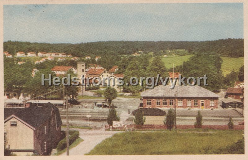Lerum. Jarnvagsstationen. Postganget 10 mars 1936. Forlag Lerums Bok- Pappershandel. Sagokonst 1738. Fargfotografi.jpg - Lerum. Järnvägsstationen.Postgånget 10 mars 1936.Förlag: Lerums Bok- Pappershandel.Sagokonst 1738. Färgfotografi.