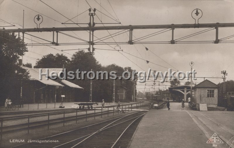 Lerum. Jarnvagsstationen. Postganget 26 juli 1931. Forlag Alrik Hedlund, Goteborg. Traff 864.jpg - Lerum. Järnvägsstationen.Postgånget 26 juli 1931.Förlag: Alrik Hedlund, Göteborg. Träff 864.