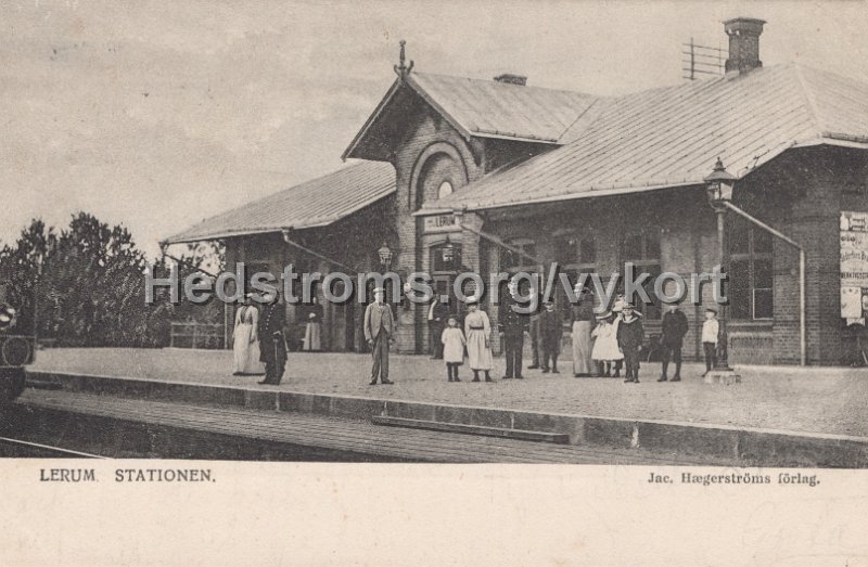 Lerum. Stationen. Postganget 26 juni 1905. Jac. Hægerstroms forlag.jpg - Lerum. Stationen.Postgånget 26 juni 1905.Jac. Hægerströms förlag.