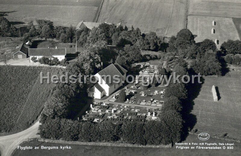 Flygfoto av Bergums kyrka. Odaterat. Ensamratt och Foto A B Flygtrfaik, Dals Langed. Lilljequist.jpg - Flygfoto av Bergums kyrka.Odaterat.Ensamrätt & Foto: A/B Flygtrfaik, Dals Långed. Lilljequist.