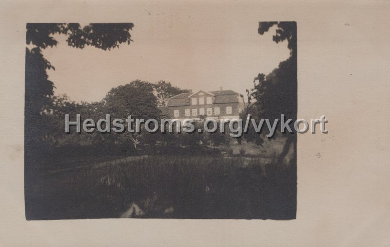 Ostad Sateri. Postganget 24 augusti 1907.jpg - Östad Säteri.Postgånget 24 augusti 1907.