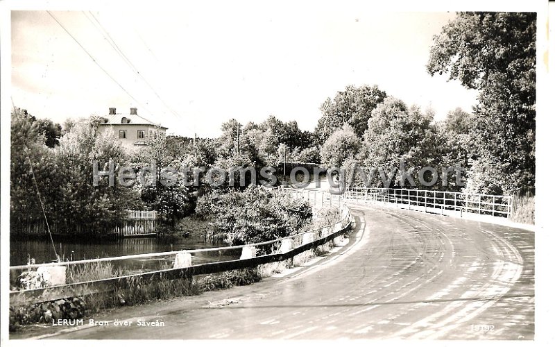Lerum. Bron over Savean. Odaterat. A.B. Alga, Stockholm19192.jpg - LERUM. Bron över Säveån.Vamme bro, stora vägen till Stockholm.Daterat 8 sept 1940.Förlag A.-B. Alga, Stockholm.