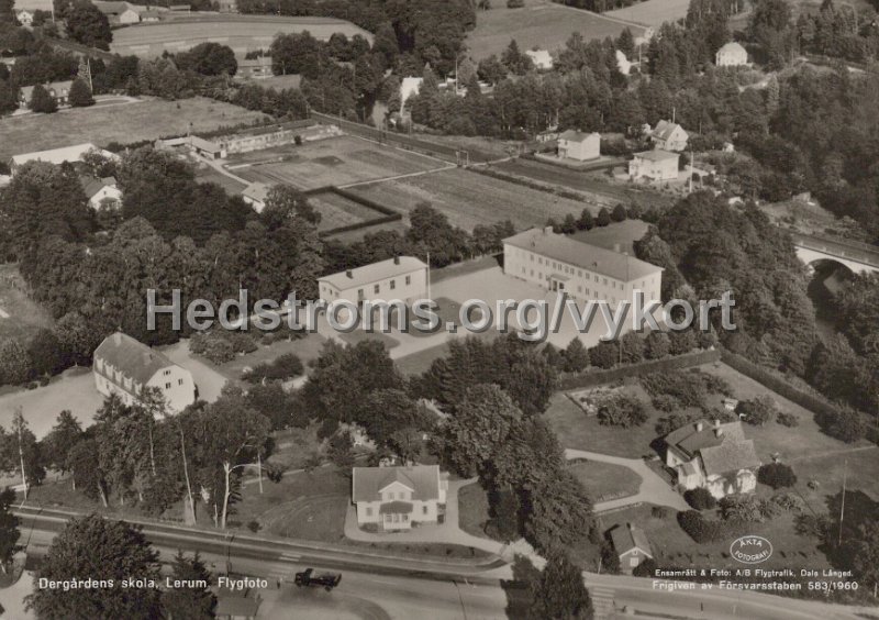 Dergardens skola, Lerum. Flygfoto. Odaterat. Ensamratt Foto A B Flygtrafik, Dals Langed. Lilljeqvist.jpg - Dergårdens skola, Lerum. Flygfoto.Odaterat.Ensamrätt & Foto: A/B Flygtrafik, Dals Långed. Lilljeqvist.
