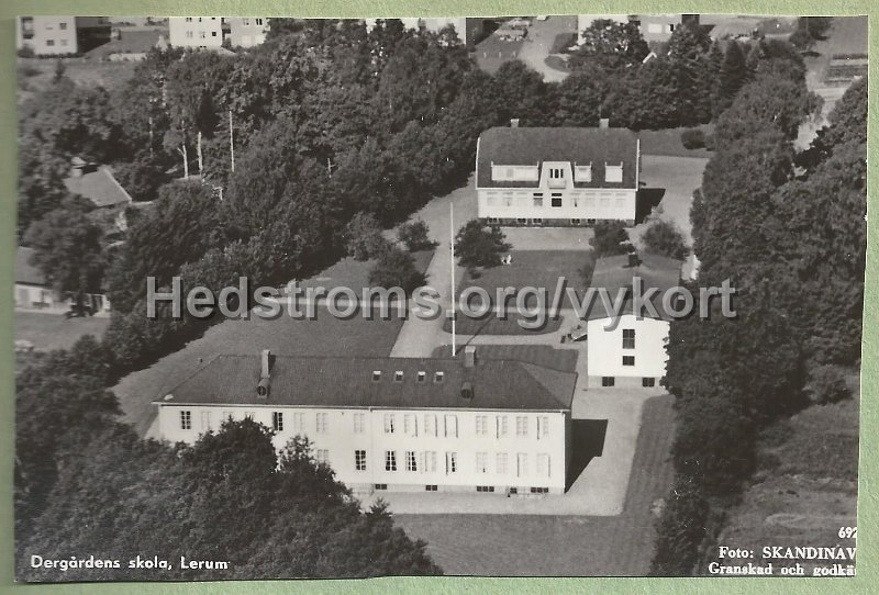 Dergardens skola, Lerum. Nagon tyckte inte om vita kanter men klistrade in det i ett album med vykort coh tidningsklipp fran Lerum.jpeg - Dergårdens skola, Lerum. Någon tyckte inte om vita kanter men klistrade in det i ett album med vykort coh tidningsklipp från Lerum.jpeg