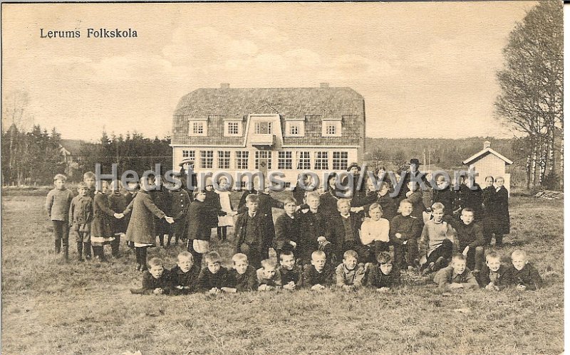 Lerums Folkskola. Postganget 14-2 1918. Foto. Einar Eriksson.jpg - Lerums Folkskola.Postgånget 14 febr 1918.Foto: Einar Eriksson. Förlag: Svenska Litografiska.Texten lyder: "Gymnastikinspektör Aurell har kallat oss till instruktionsmöte i ämnet nästa lördag den 16 denns kl 4.30 e.m. i Ölslanda folkskola. Medhav Lunberg - Möllerstedt - Svallings lärobok i gymnastik, om den finnes. Goda hälsningar från kamrat Ludv. Strömberg. Lerum den 13.2.1918." Skickat till Fröken Anna Gustafsson, Ryggebols skola, Floda Station.