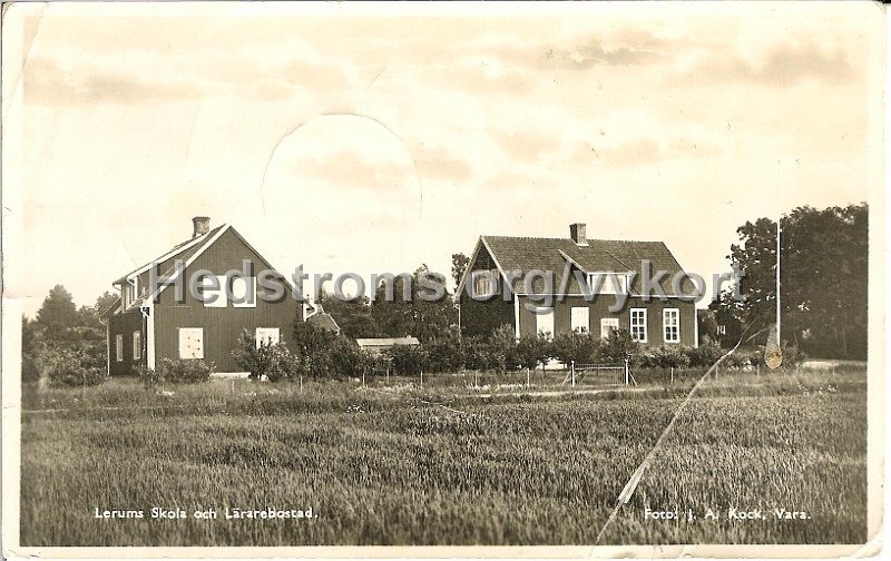 Lerums Skola och Lararbostad. Postganget 10 december 1940. Foto I. A. Kock, Vara.jpg - Lerums Skola och Lärarbostad.Postgånget 10 okt 1940.Foto: J. A. Kock, Vara. Detta är skolan i Slätthult.