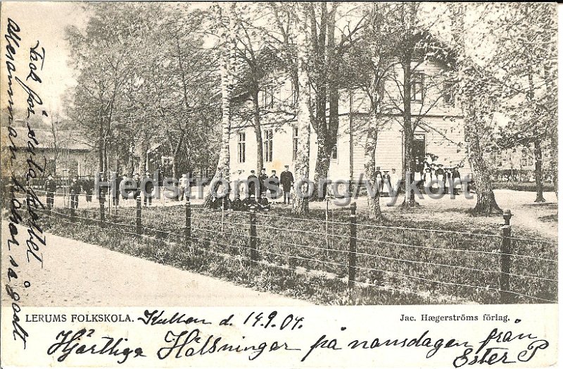 Lerums folkskola. Postganget 14 september 1904. Jac. Hægerstroms forlag.jpg - Lerums Folkskola.Postgånget 14 sept 1904.Jac. Hægerströms förlag.Lerums folkskola låg ungefär där Alis frukt ligger idag, dvs gamla hälsohuset.