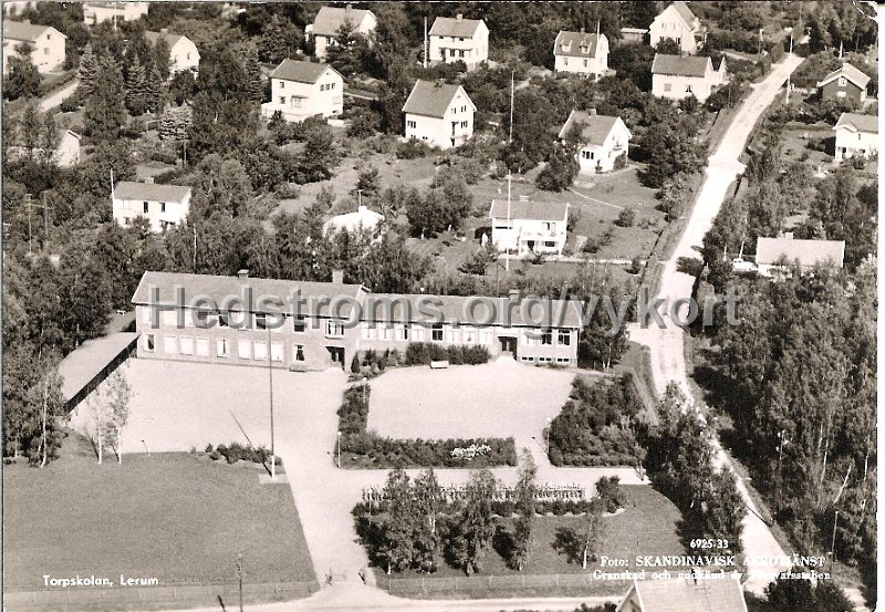 Torpskolan, Lerum. Postganget 18 jul 1960. Foto Skandinavisk Aerotjanst 6925-33.jpg - Torpskolan, Lerum.Det står Torpskolan på kortet men är Aspenässkolan.Postgånget 18 juli 1960.Foto: Skandinavisk Aerotjänst. 6925-33