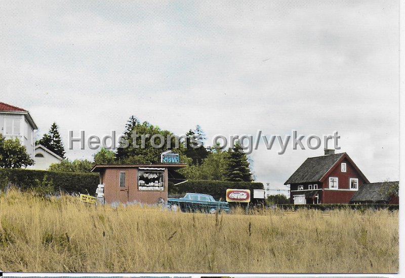 Jarnvagsstationen, Stenkullen. Postganget 1965. Forlag Wallins Kiosk, Stenkullen. Colo AB, Johanneshov.jpeg - Järnvägsstationen, Stenkullen.Postgånget 1965.Förlag: Wallins Kiosk, Stenkullen.Colo AB, Johanneshov.