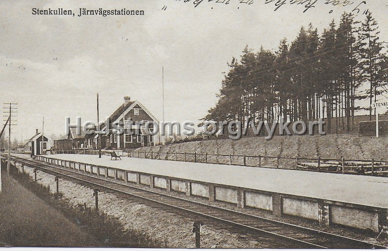Stenkullen, Jarnvagsstationen. Postganget 28 juli 1935. Forlag Einar Erikson, Alingsas.jpeg - Stenkullen, Järnvägsstationen.Postgånget 28 juli 1935.Förlag: Einar Erikson, Alingsås.