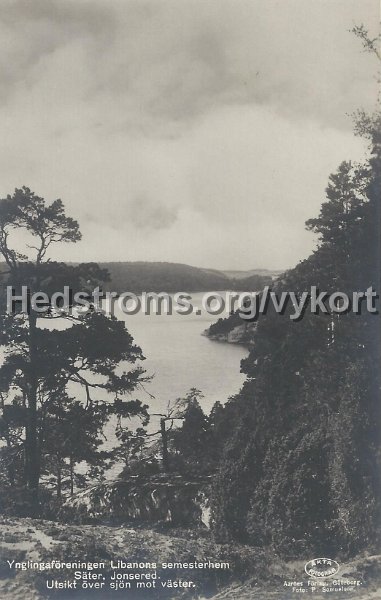 Ynglingaforeningen Libanons Semesterhem Sater, Jonsered. Utsikt over sjon mot vaster. Odaterat. Aaroes forlag, Goteborg. Foto P. Samuelson.jpeg - Ynglingaföreningen Libanons Semesterhem Säter, Jonsered. Utsikt över sjön mot väster.Odaterat.Aardes Förlag. Göteborg. Foto: P. Samuelson.