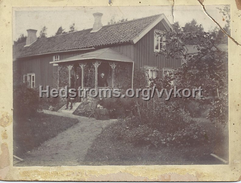 Nygard. Foto fran USA med nagons home in Lerum. Baksidan markt Caroline Gaudard, 22 Victoriagatan, Goteborg.jpeg - Nygård.Foto från USA med någons home in Lerum. Baksidan märkt Caroline Gaudard, 22 Victoriagatan, Göteborg.jpeg