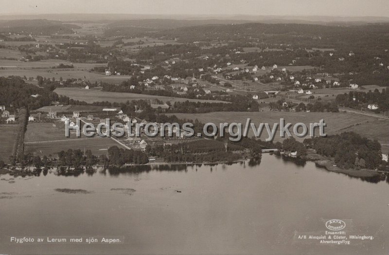 Flygfoto av Lerum med sjon Aspen. Postganget 1 oktober 1939. Ensamratt A B Almqvist  Koster, Halsingborg, Ahrenbergsflyg.jpg - Flygfoto av Lerum med sjön Aspen.Postgånget 1 oktober 1939.Ensamrätt: A/B Almqvist & Köster, Hälsingborg, Ahrenbergsflyg.